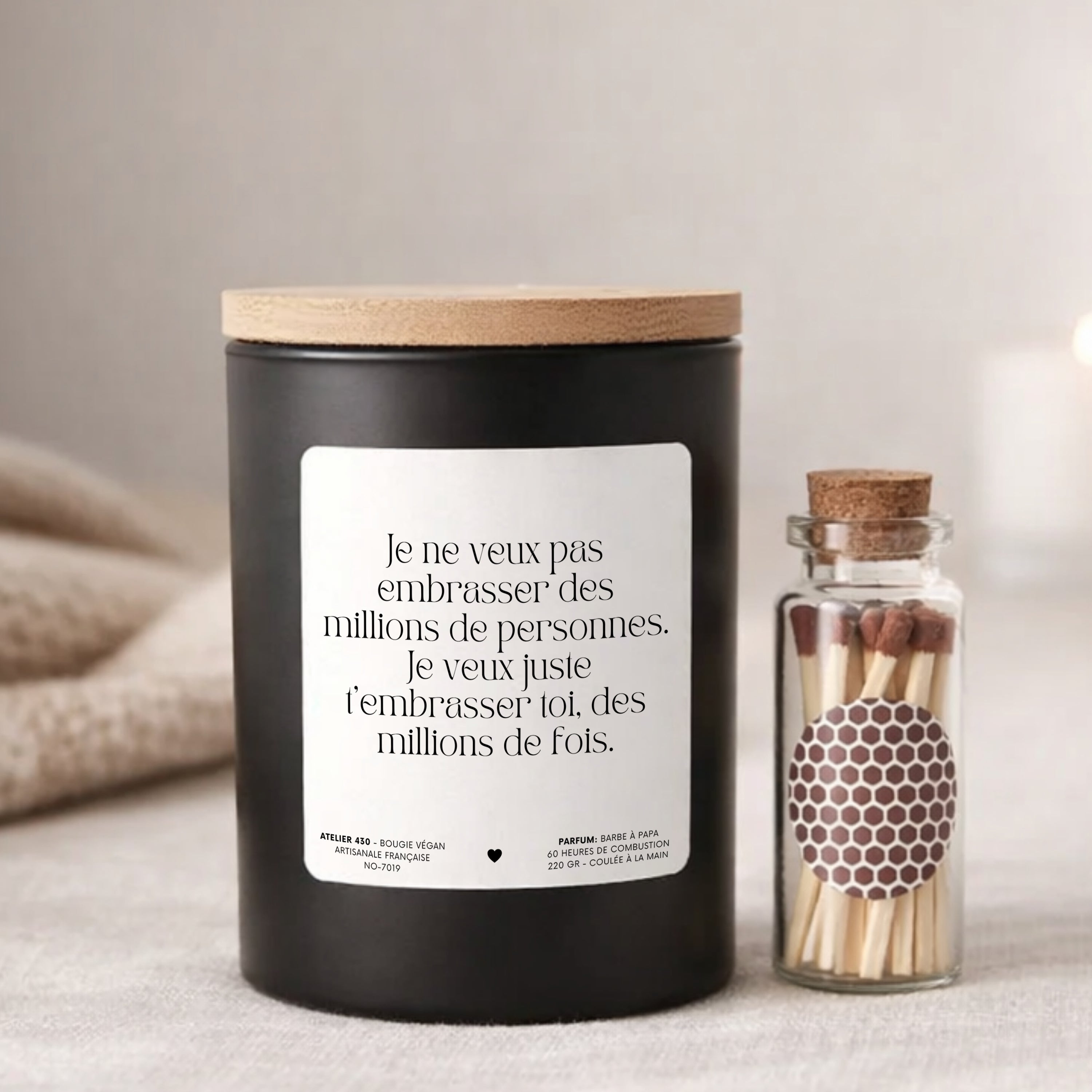 Bougie personnalisée « Je ne veux pas embrasser des millions de personnes. Je veux juste t’embrasser toi, des millions de fois » avec boîte noire – Atelier 430