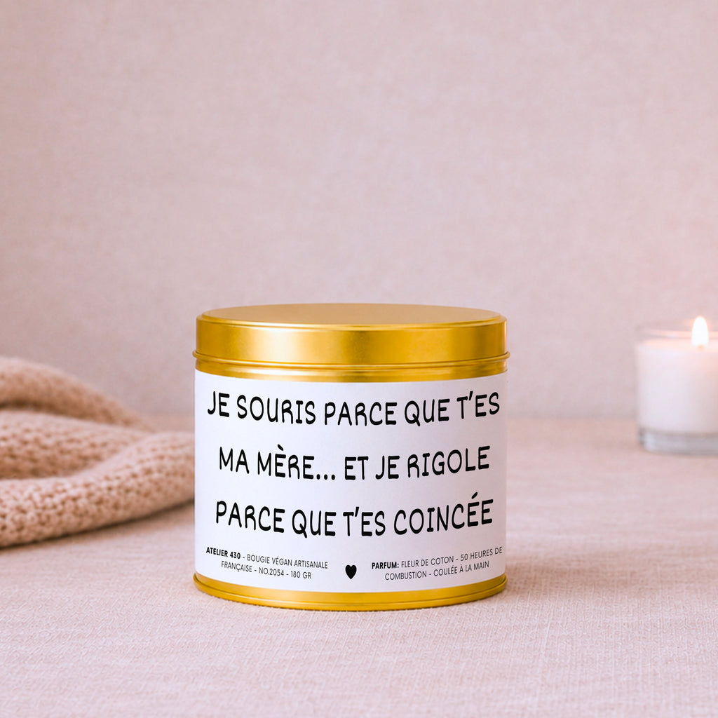Bougie avec texte drôle pour maman « Je souris parce que t’es ma mère… et je rigole parce que t’es coincée » avec boîte or – Atelier 430
