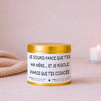 Bougie avec texte drôle pour maman « Je souris parce que t’es ma mère… et je rigole parce que t’es coincée » avec boîte or – Atelier 430