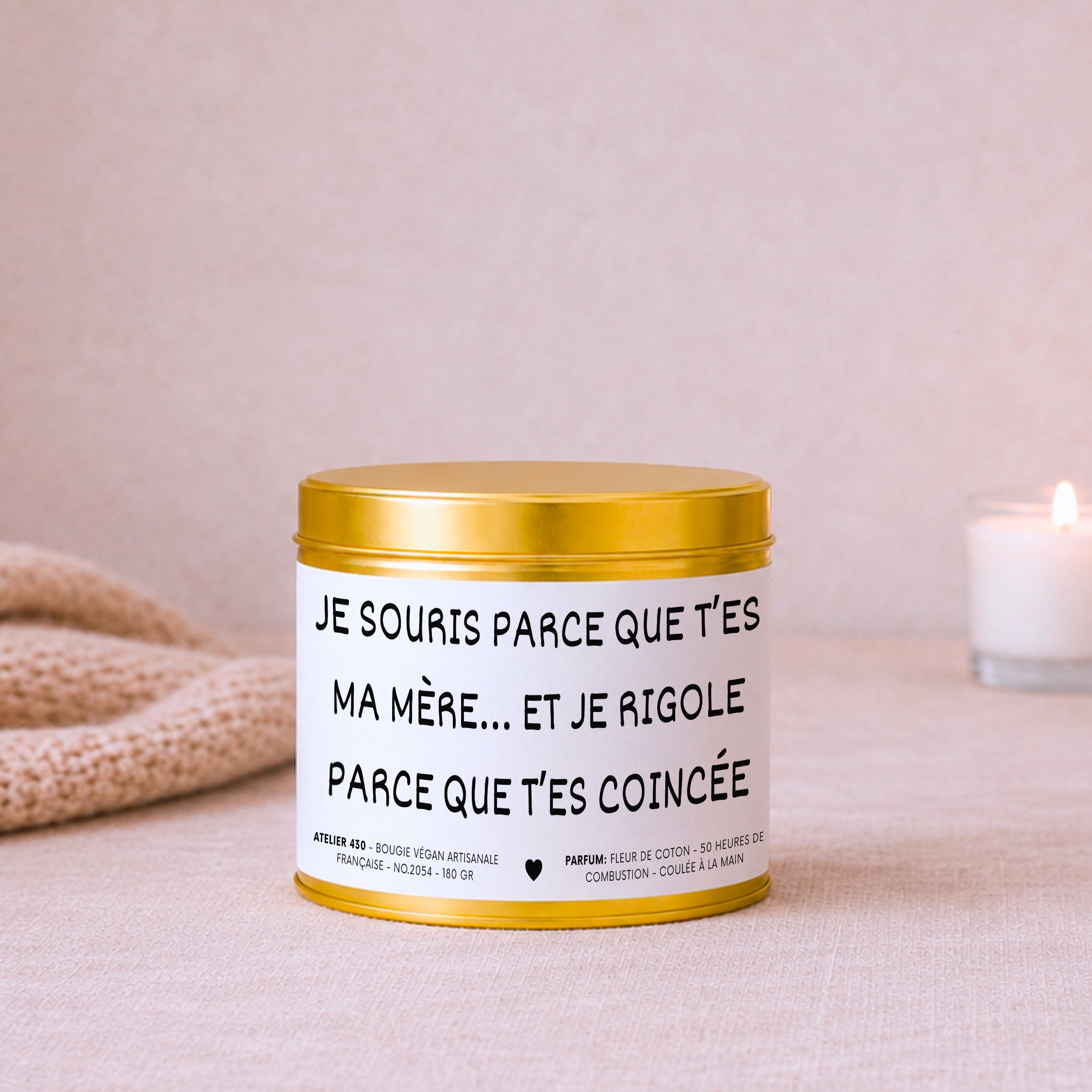 Bougie avec texte drôle pour maman « Je souris parce que t’es ma mère… et je rigole parce que t’es coincée » avec boîte or – Atelier 430