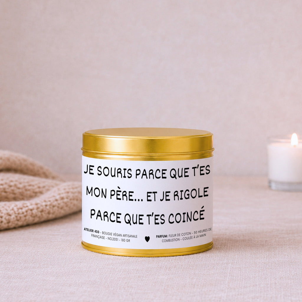 Bougie avec texte drôle pour papa « Je souris parce que t’es mon père… et je rigole parce que t’es coincé » avec boîte or – Atelier 430
