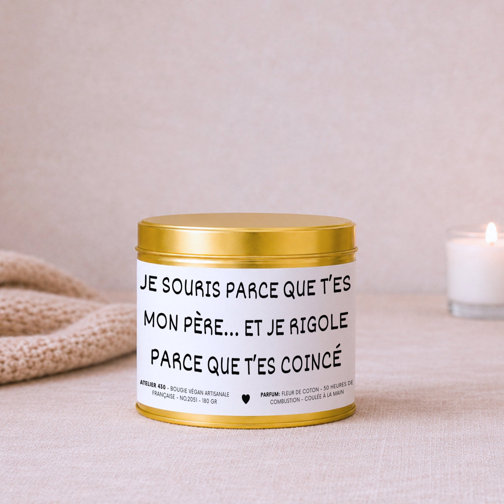 Bougie avec texte drôle pour papa « Je souris parce que t’es mon père… et je rigole parce que t’es coincé » avec boîte or – Atelier 430
