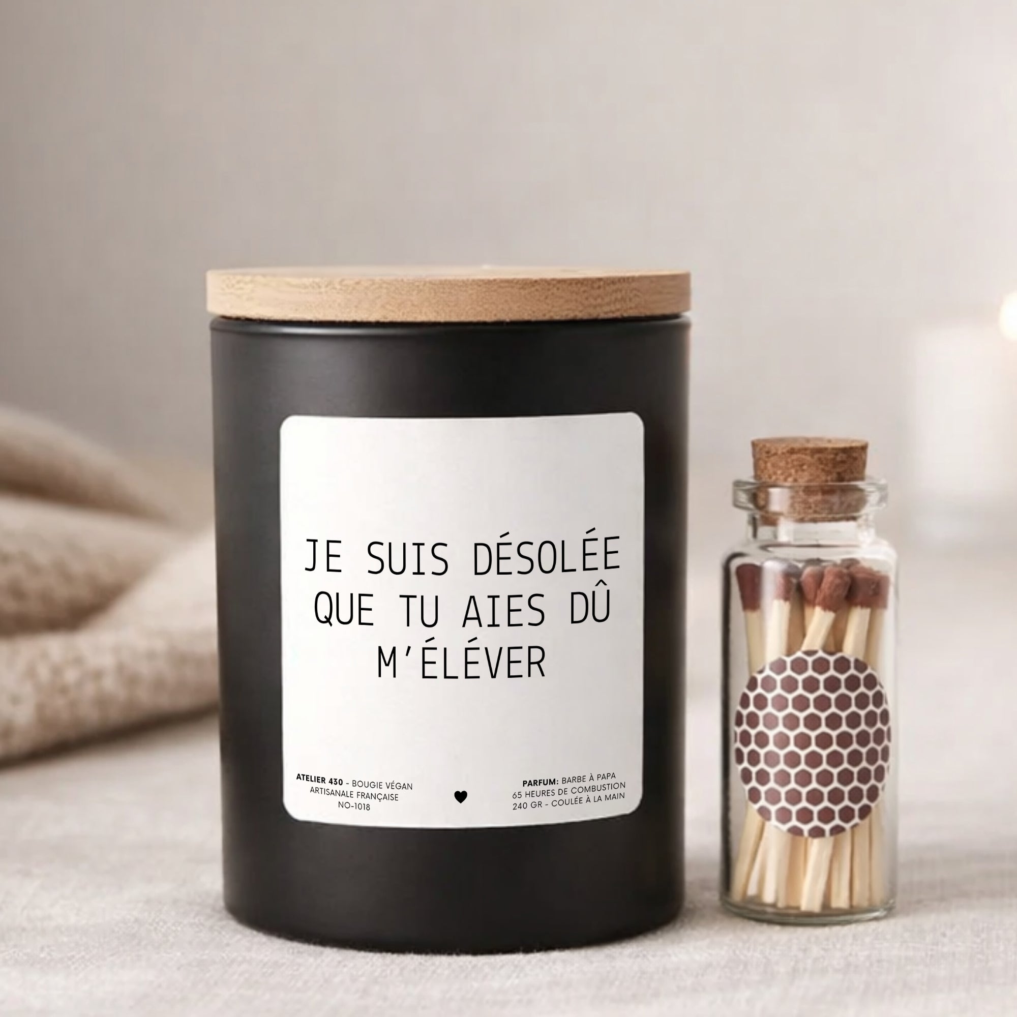Bougie personnalisée « Je suis désolée que tu aies dû m’élever, merci pour tout » avec boîte noire – Atelier 430