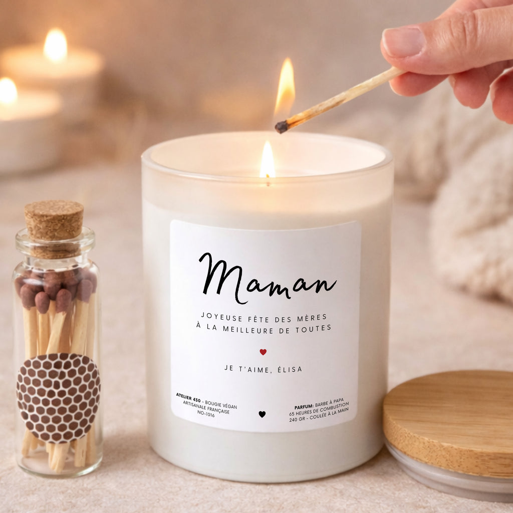 Bougie personnalisée « Joyeuse fête des mères à la meilleure de toutes. Je t’aime, Élisa » avec boîte blanche – Atelier 430
