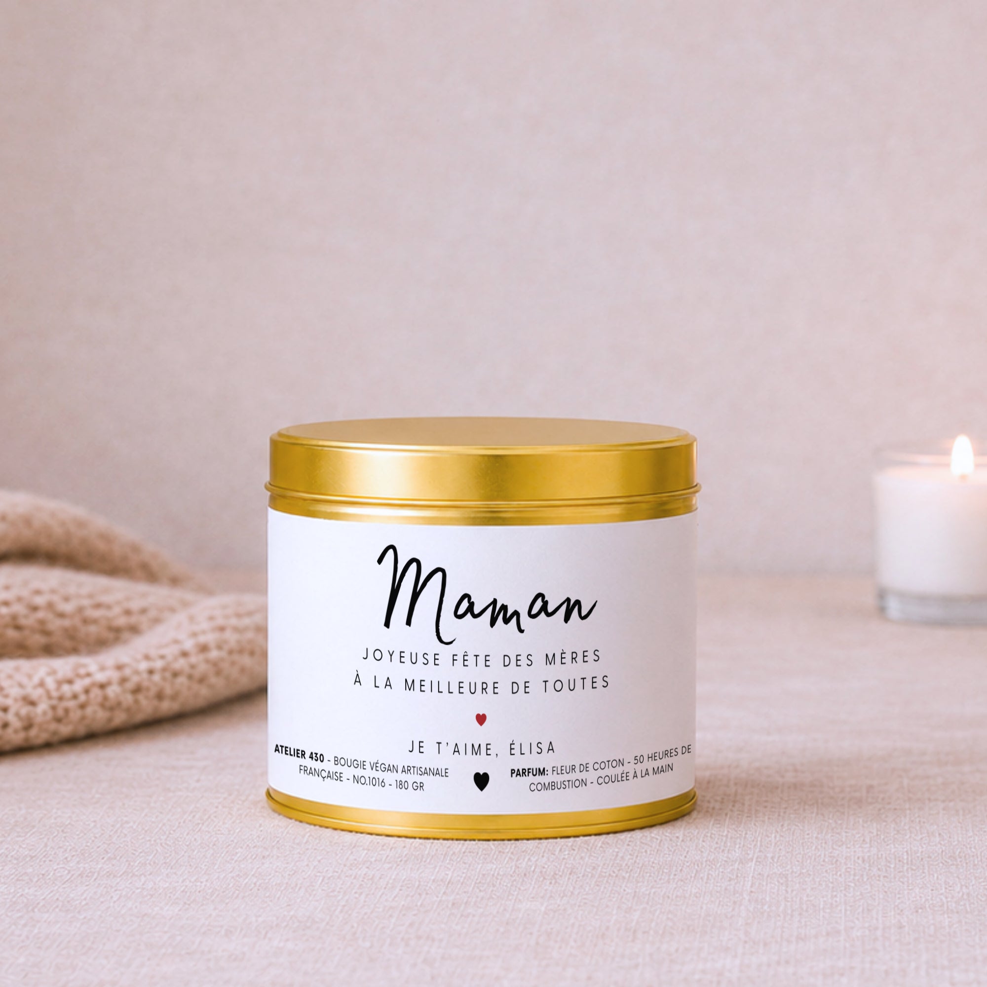 Bougie personnalisée « Joyeuse fête des mères à la meilleure de toutes. Je t’aime, Élisa » avec boîte or – Atelier 430