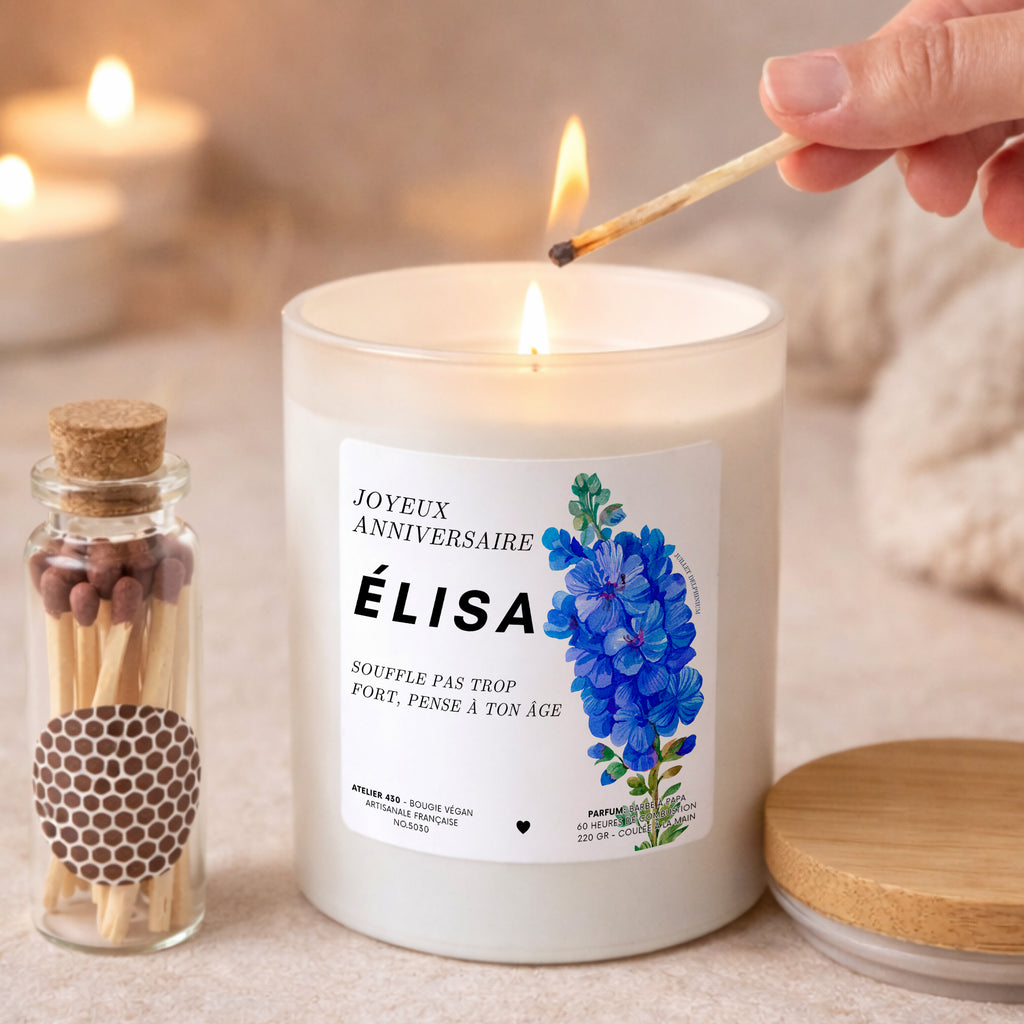 Bougie personnalisée Joyeux anniversaire avec Delphinium, fleur de naissance de juillet – Boîte noire – Atelier 430