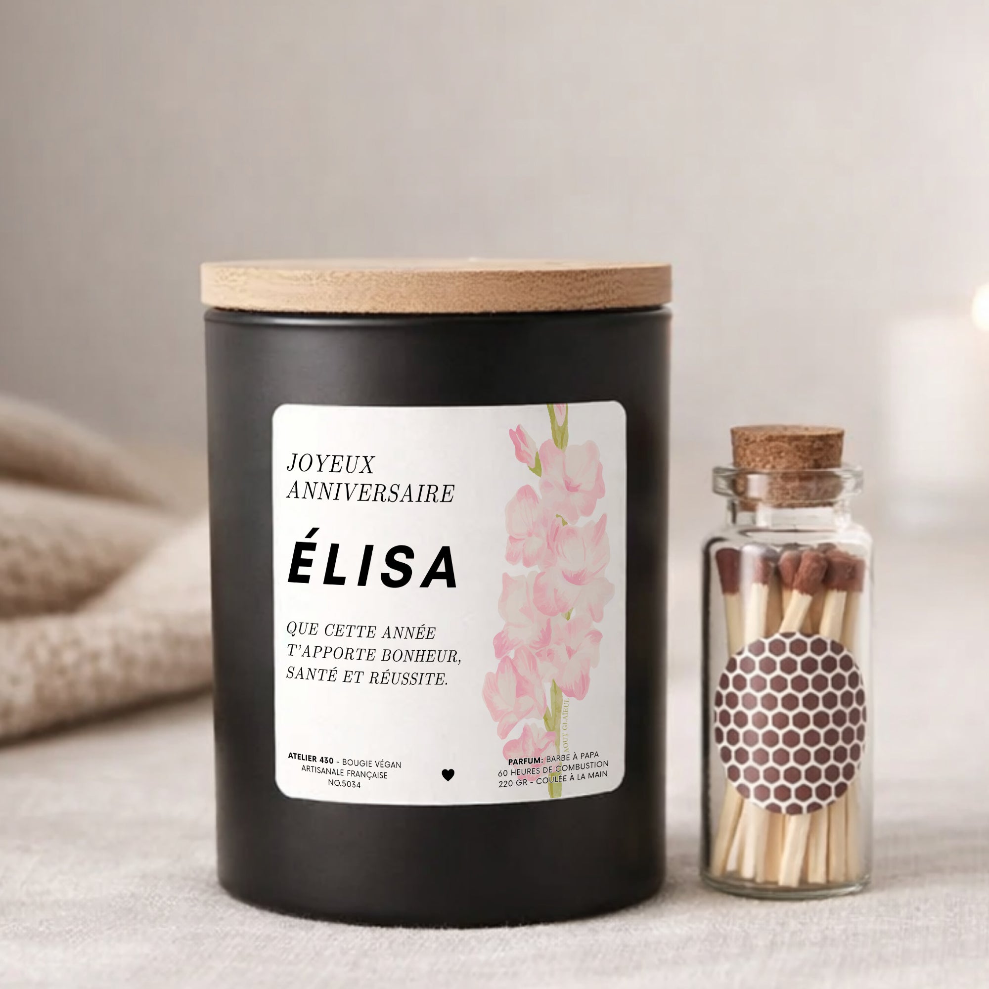 Bougie personnalisée Joyeux anniversaire avec fleur d'août Glaïeul – Boîte noire – Atelier 430