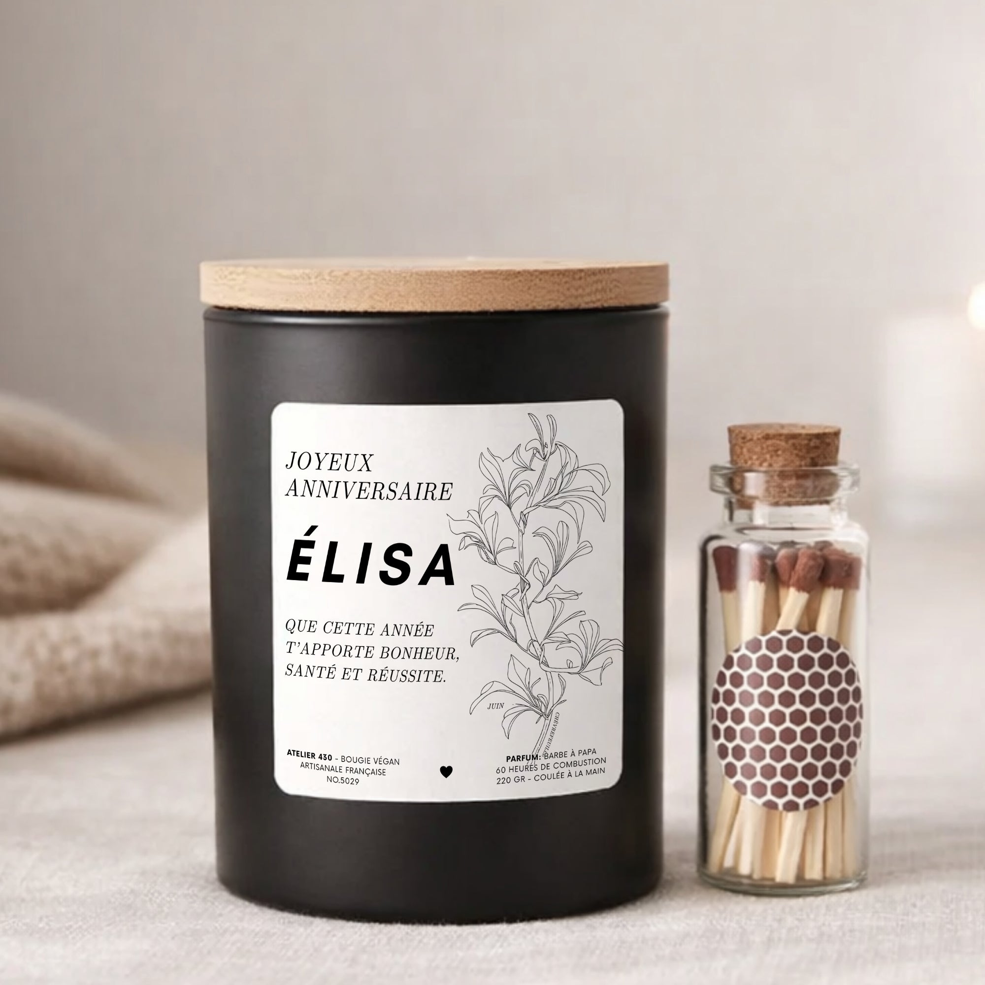Bougie personnalisée Joyeux anniversaire avec fleur de naissance Chèvrefeuille de juin – Boîte noire – Atelier 430