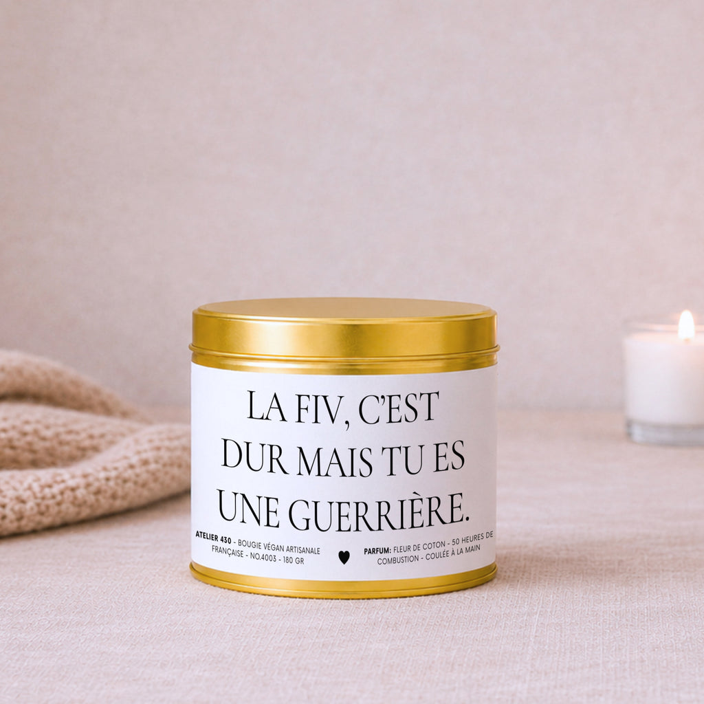 Bougie avec texte personnalisé « La FIV, c’est dur mais tu es une guerrière » avec boîte or – Atelier 430