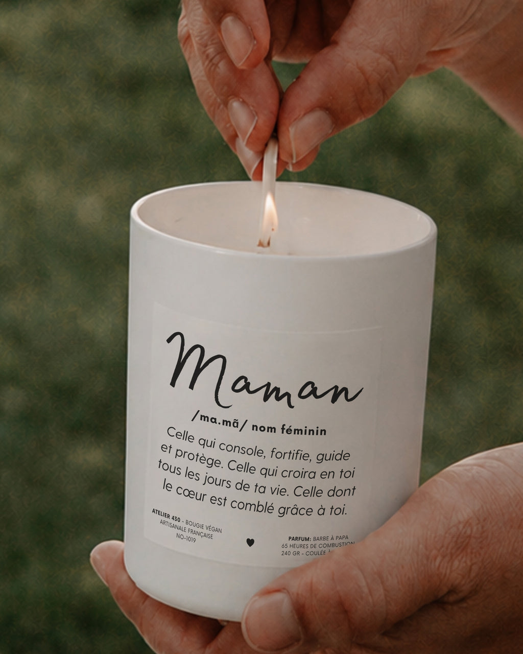 Bougie personnalisée « Maman, celle qui console, fortifie, guide et protège » avec boîte blanche – Atelier 430