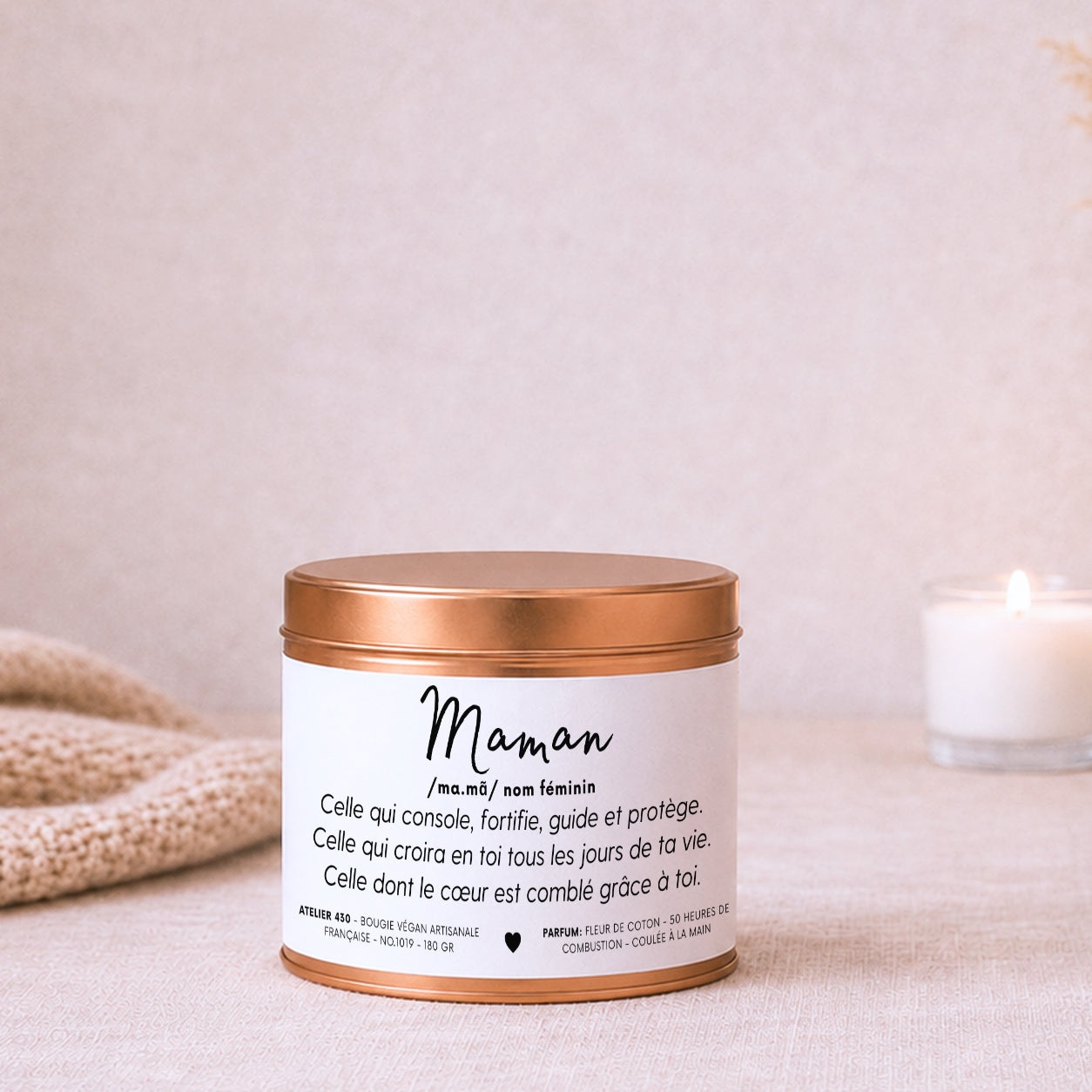 Bougie personnalisée « Maman, celle qui console, fortifie, guide et protège » avec boîte cuivrée – Atelier 430