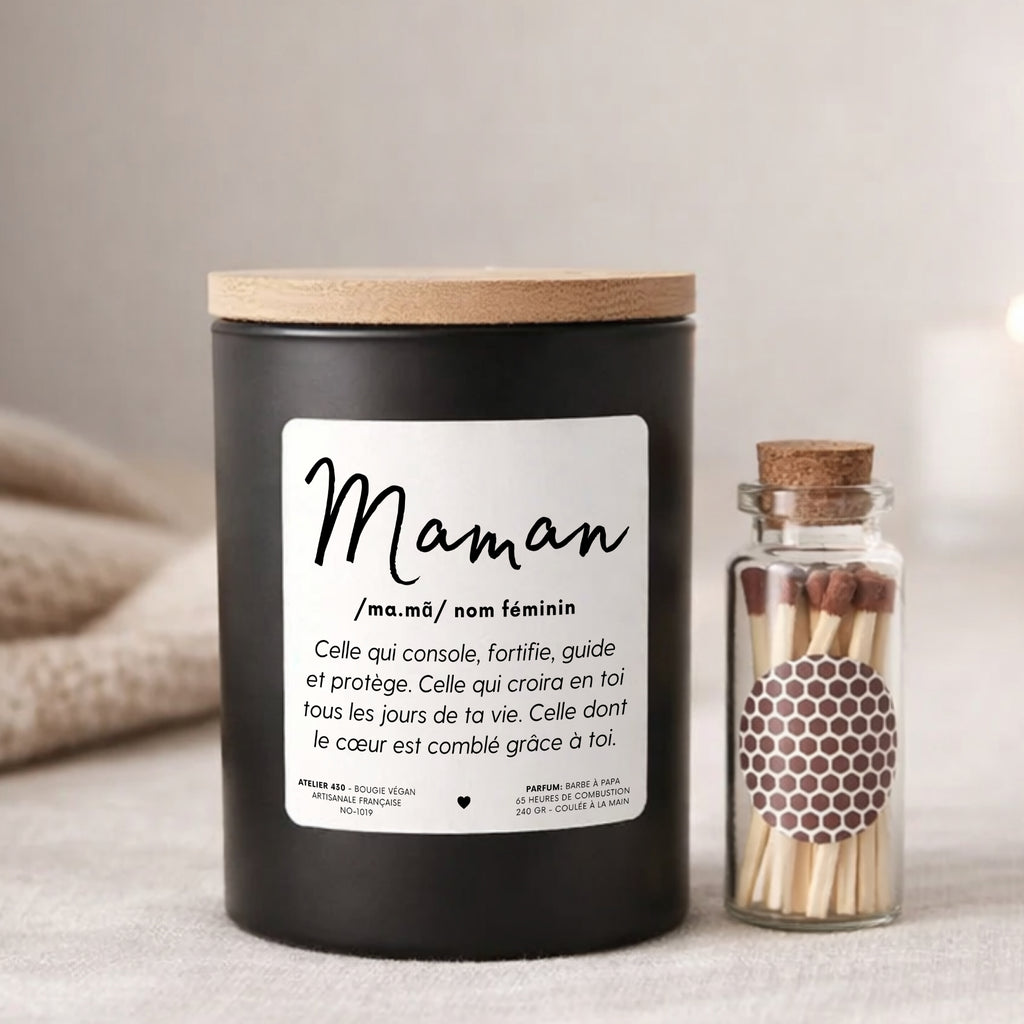 Bougie personnalisée « Maman, celle qui console, fortifie, guide et protège » avec boîte noire – Atelier 430