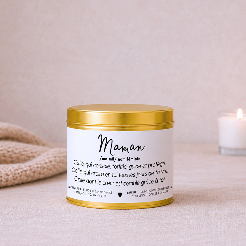 Bougie personnalisée « Maman, celle qui console, fortifie, guide et protège » avec boîte or – Atelier 430