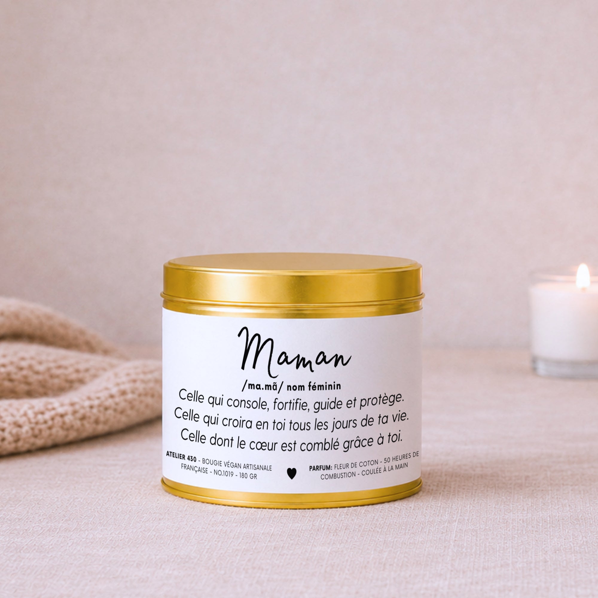 Bougie personnalisée « Maman, celle qui console, fortifie, guide et protège » avec boîte or – Atelier 430