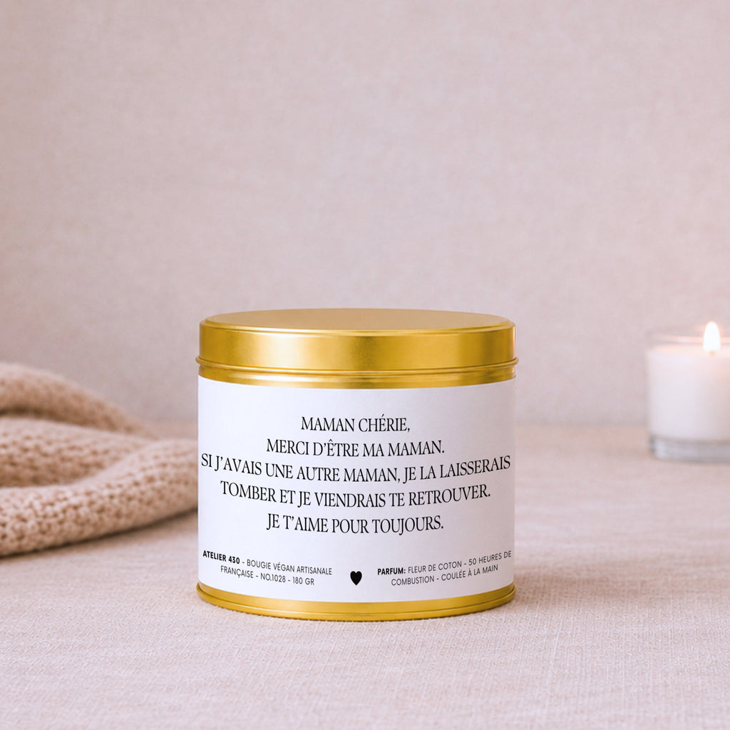 Bougie avec texte « Maman chérie, merci d’être ma maman. Si j’avais une autre maman, je la laisserais tomber et je viendrais te retrouver. Je t’aime pour toujours. » avec boîte or – Atelier 430
