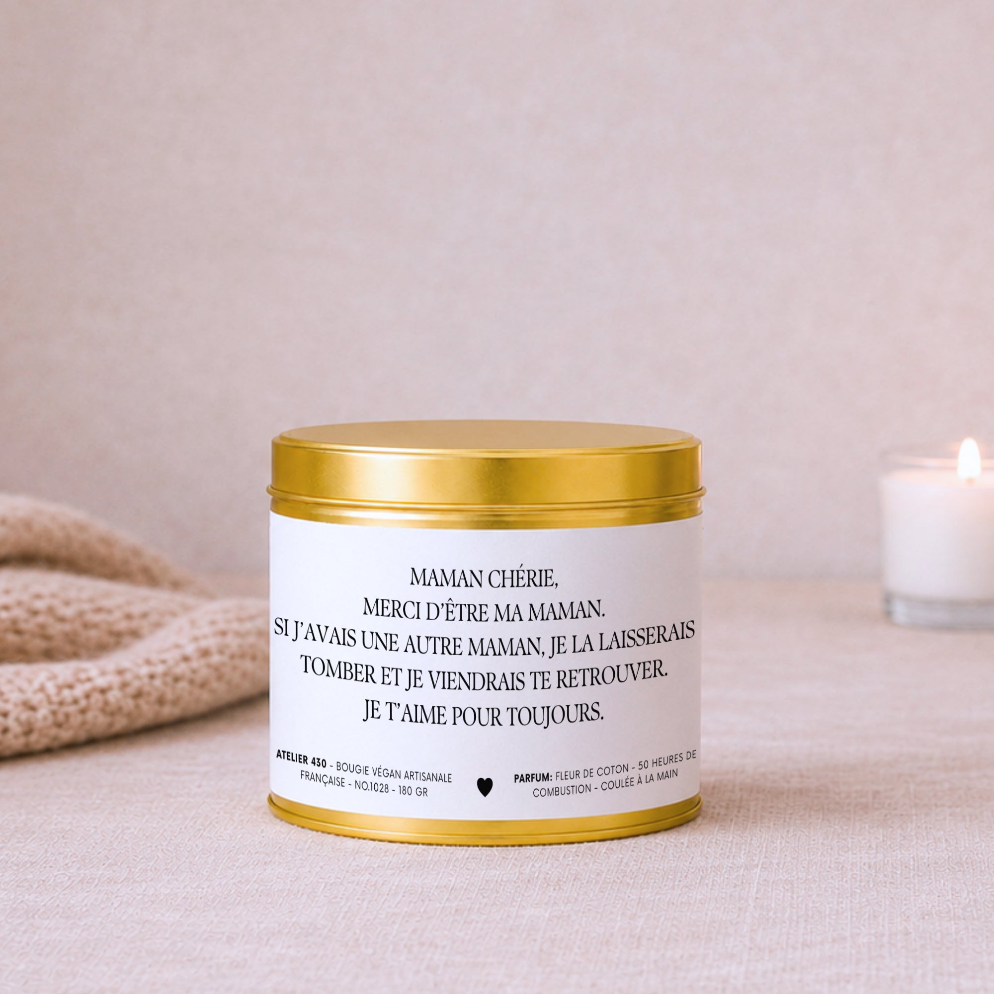 Bougie avec texte « Maman chérie, merci d’être ma maman. Si j’avais une autre maman, je la laisserais tomber et je viendrais te retrouver. Je t’aime pour toujours. » avec boîte or – Atelier 430