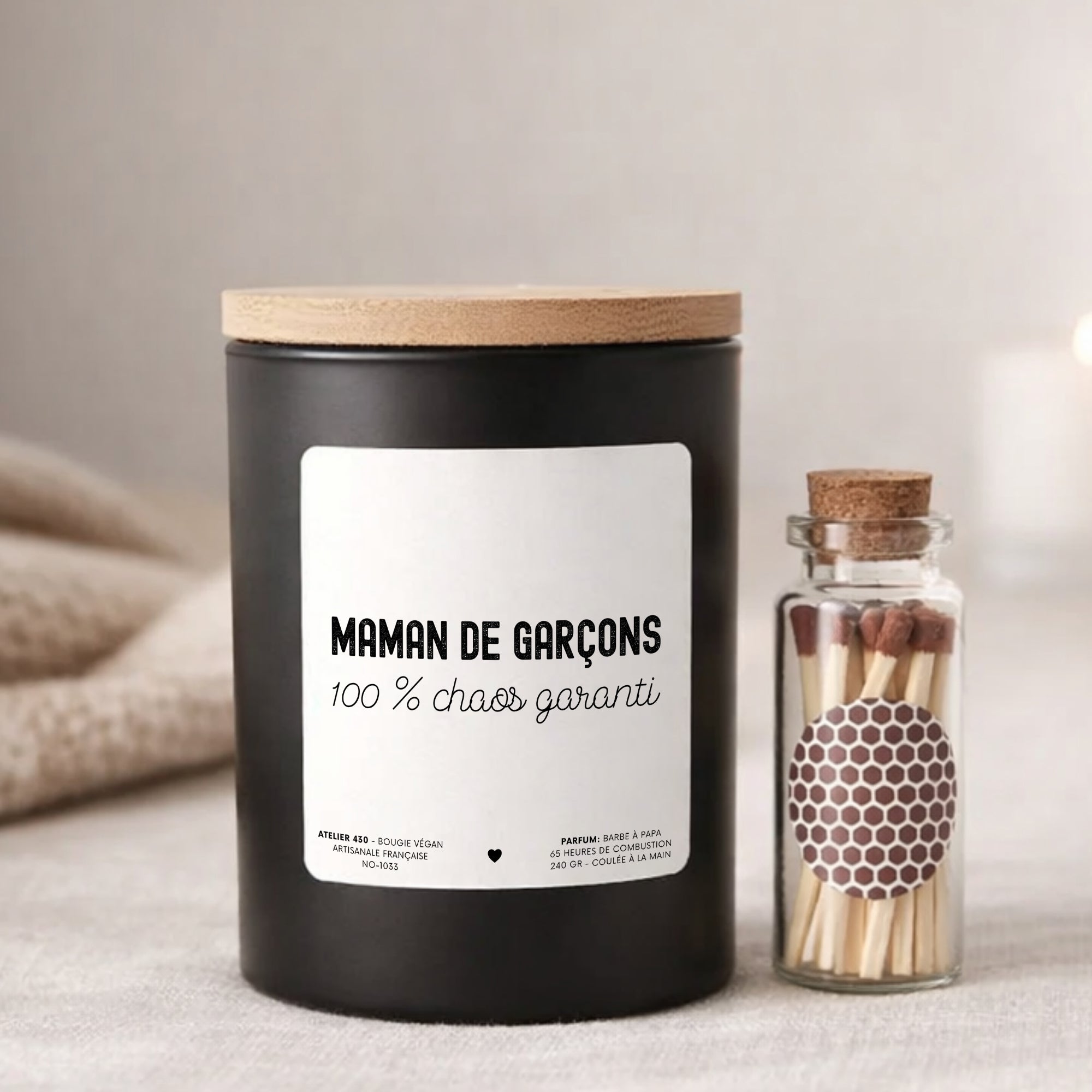 Bougie personnalisée « Maman de garçons, 100 % chaos garanti » avec boîte noire – Atelier 430