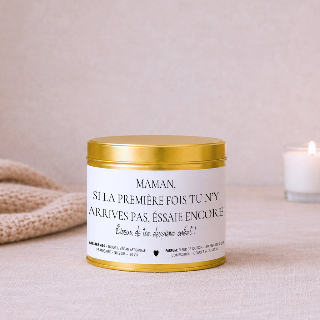 Bougie avec texte drôle pour maman « Si la première fois tu n’y arrives pas, essaie encore. Bisous, de ton deuxième enfant ! » avec boîte or – Atelier 430