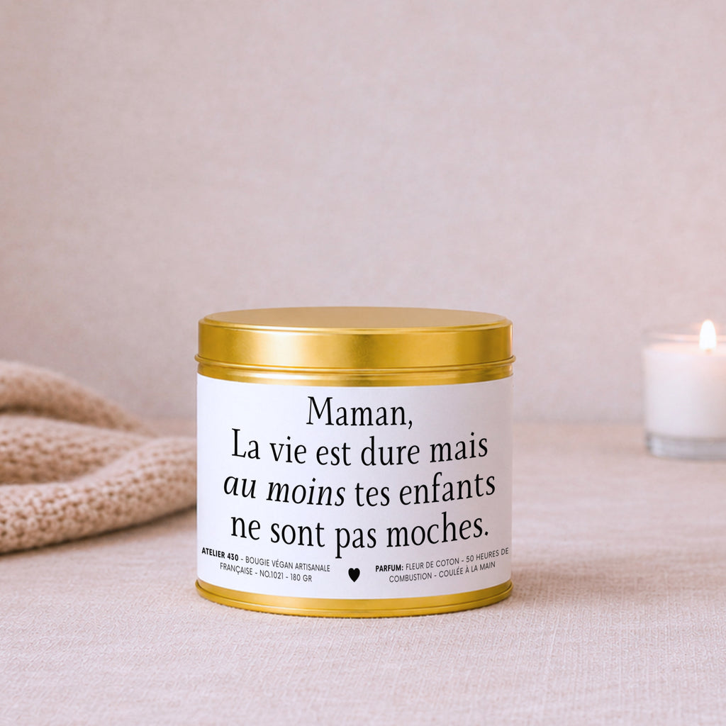 Bougie avec texte « Maman, la vie est dure mais au moins tes enfants ne sont pas moches » avec boîte or – Atelier 430