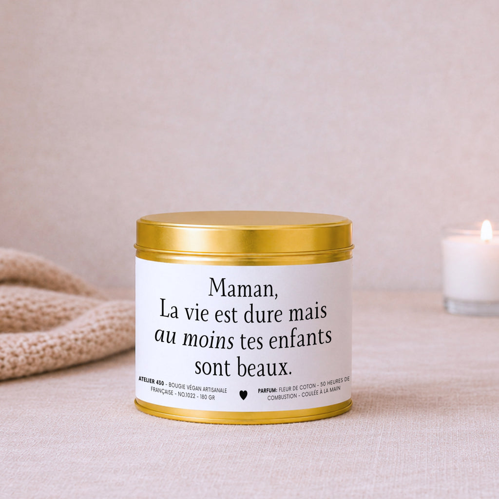 Bougie avec texte « Maman, la vie est dure mais au moins tes enfants sont beaux » avec boîte or – Atelier 430