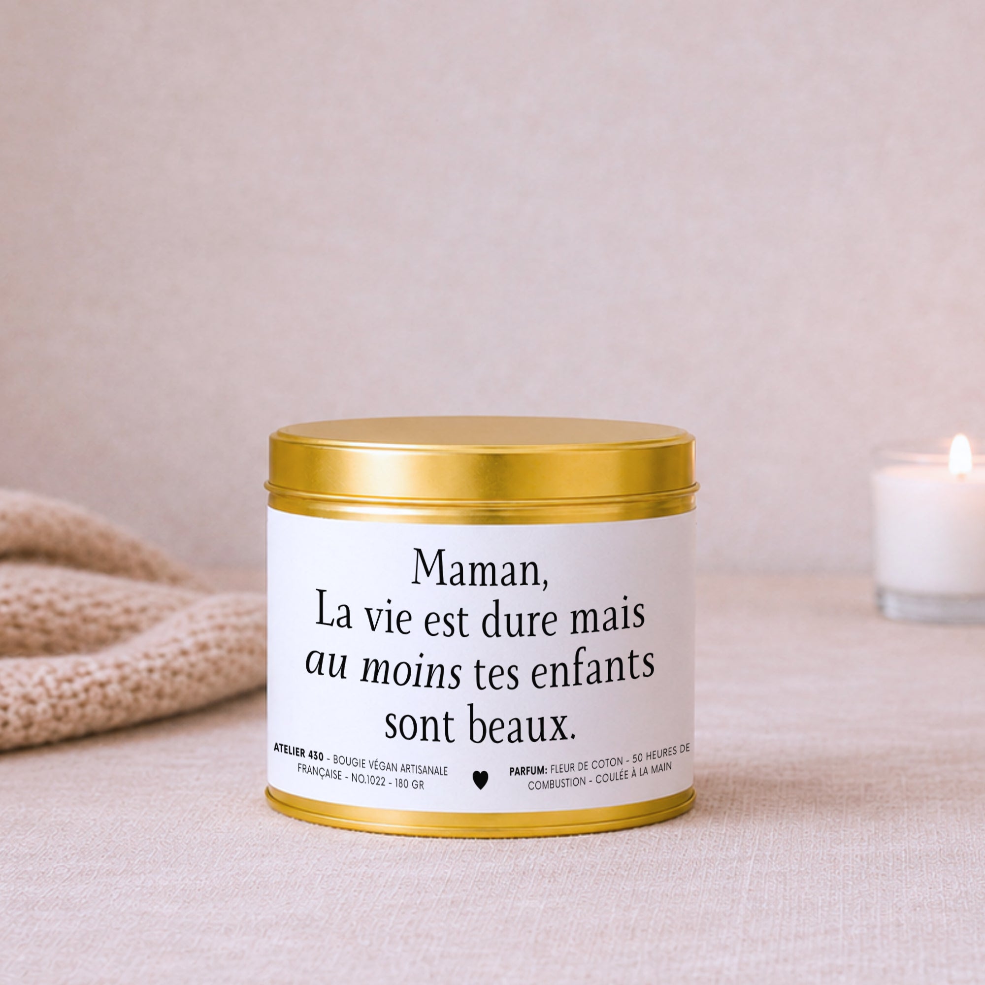 Bougie avec texte « Maman, la vie est dure mais au moins tes enfants sont beaux » avec boîte or – Atelier 430