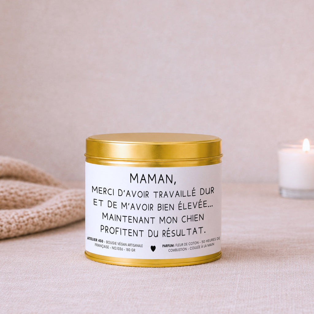 Bougie humoristique « Maman, merci d’avoir travaillé dur et de m’avoir bien élevée… maintenant mon chien profite du résultat » avec boîte or – Atelier 430