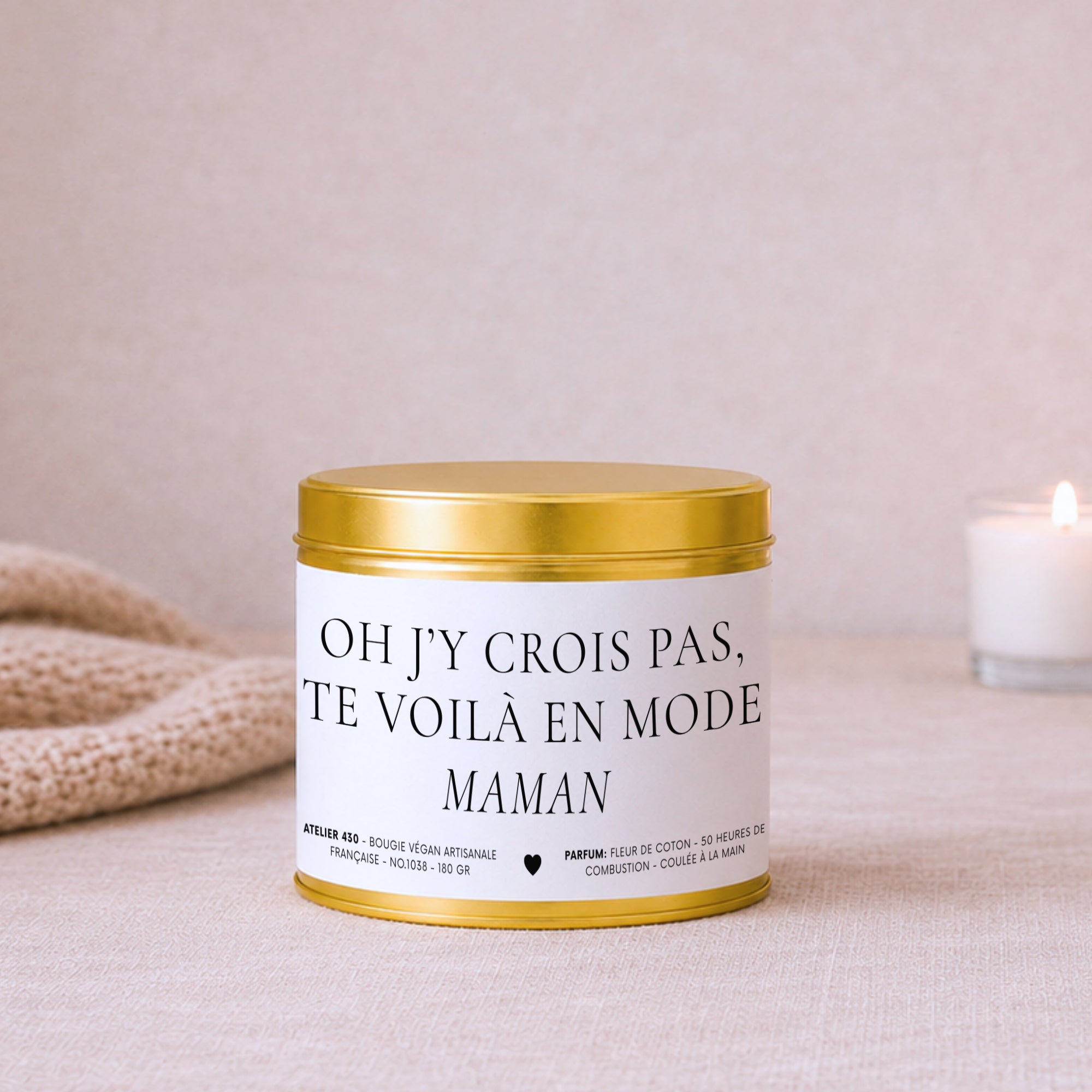Bougie avec texte « Oh j’y crois pas, te voilà en mode maman » avec boîte or – Atelier 430