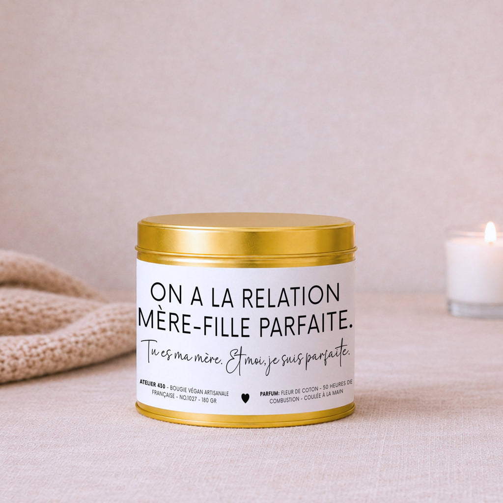 Bougie avec texte « On a la relation mère-fille parfaite. Tu es ma mère. Et moi, je suis parfaite. » avec boîte or – Atelier 430