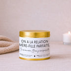 Bougie avec texte « On a la relation mère-fille parfaite. Tu es ma mère. Et moi, je suis parfaite. » avec boîte or – Atelier 430