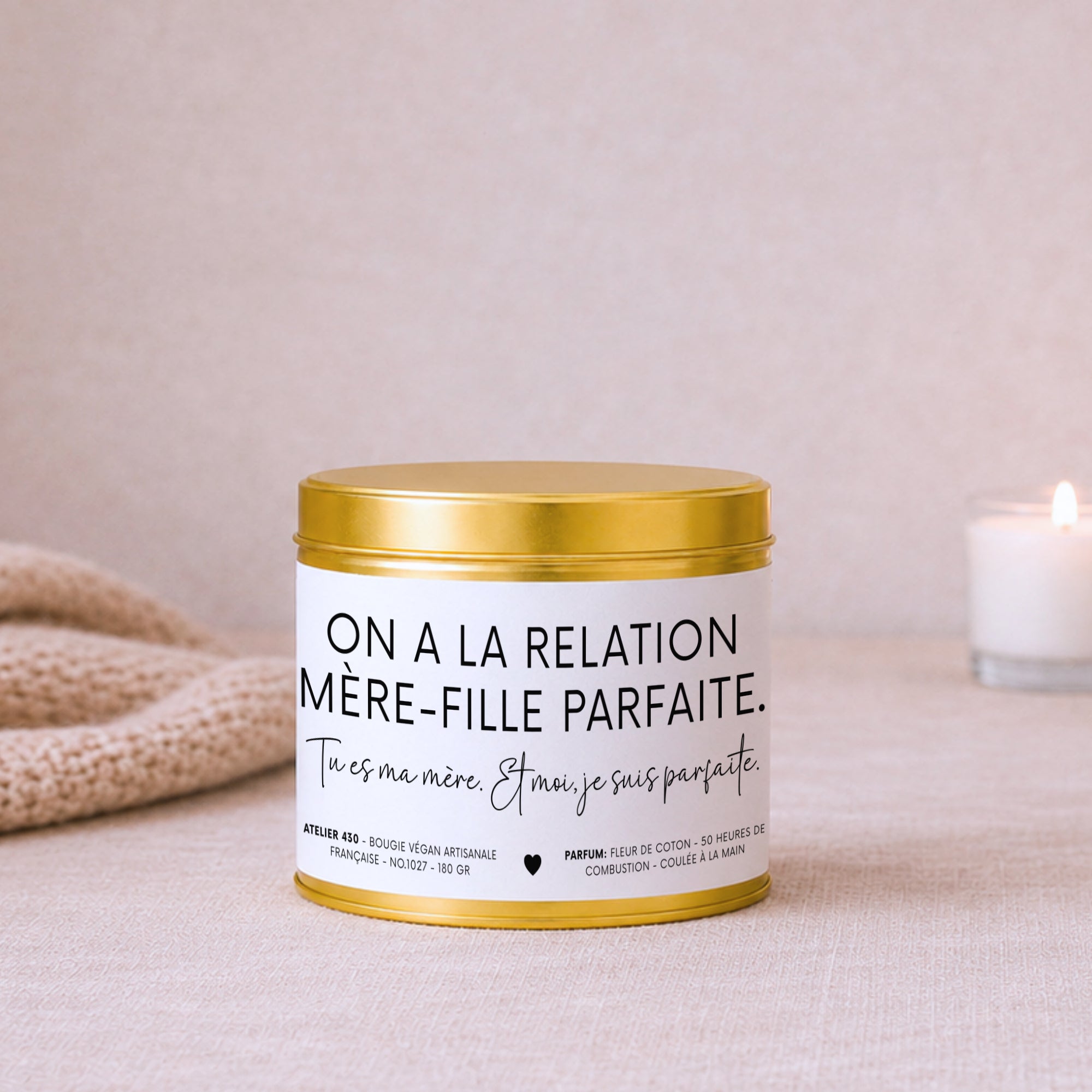 Bougie avec texte « On a la relation mère-fille parfaite. Tu es ma mère. Et moi, je suis parfaite. » avec boîte or – Atelier 430