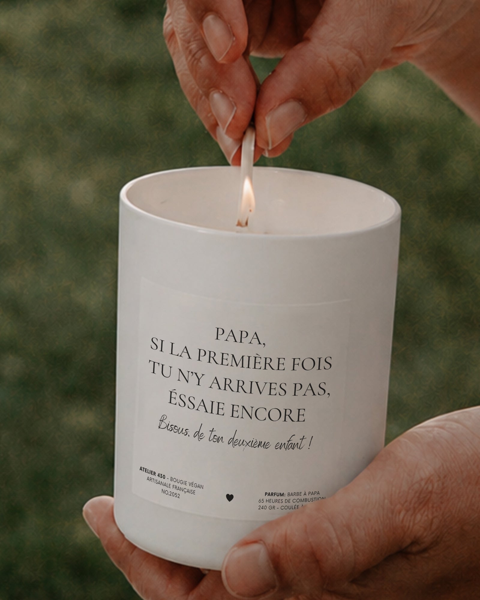 Bougie à message humoristique pour papa « Papa, si la première fois tu n’y arrives pas, essaie encore. Bisous, de ton deuxième enfant ! » avec boîte blanche – Atelier 430