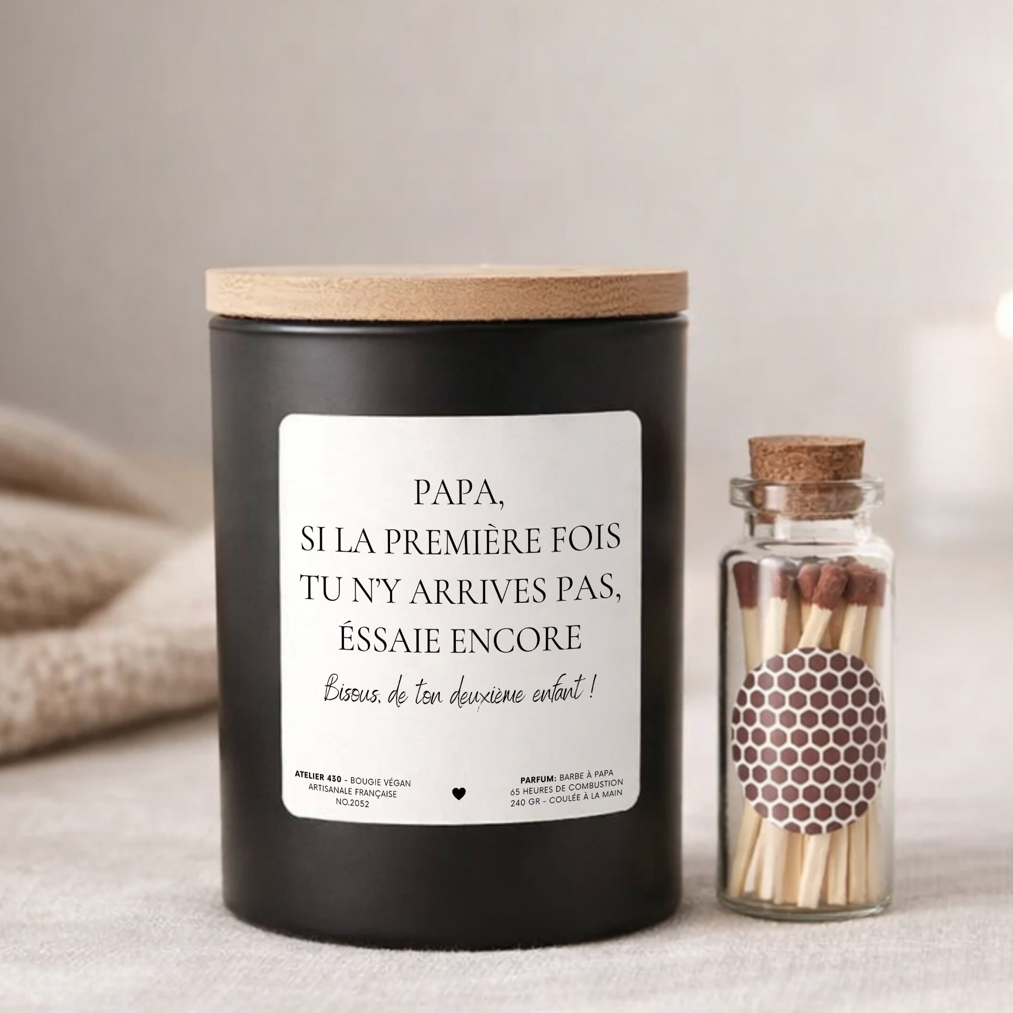 Bougie personnalisée « Papa, si la première fois tu n’y arrives pas, essaie encore. Bisous, de ton deuxième enfant ! » avec boîte noire – Atelier 430