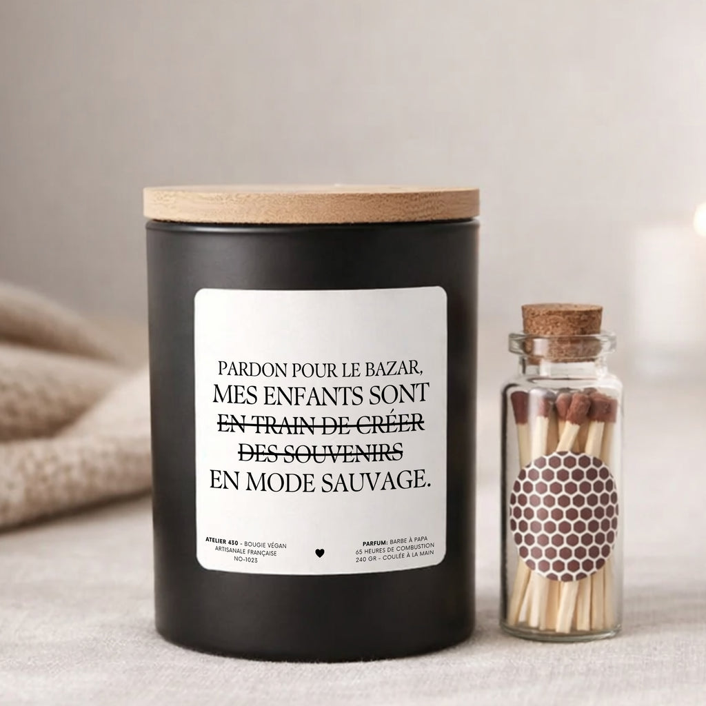 Bougie avec texte « Pardon pour le bazar, mes enfants sont en train de créer des souvenirs en mode sauvage » avec boîte noire – Atelier 430