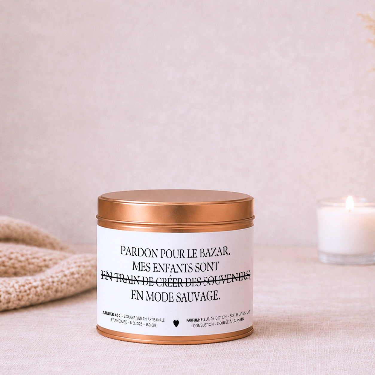 Bougie cadeau personnalisable « Pardon pour le bazar, mes enfants sont en train de créer des souvenirs en mode sauvage » avec boîte cuivrée – Atelier 430