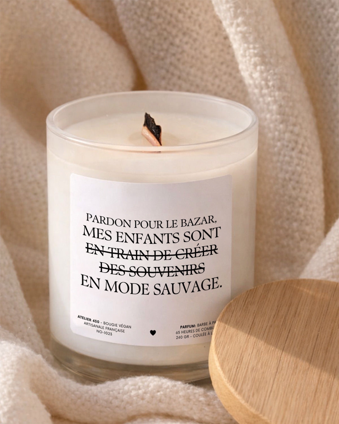 Bougie personnalisée « Pardon pour le bazar, mes enfants sont en train de créer des souvenirs en mode sauvage » avec boîte blanche – Atelier 430