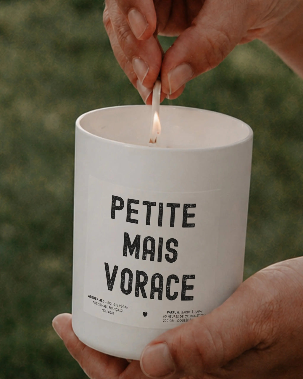 Bougie à message humoristique « Petite mais vorace » avec boîte blanche – Atelier 430