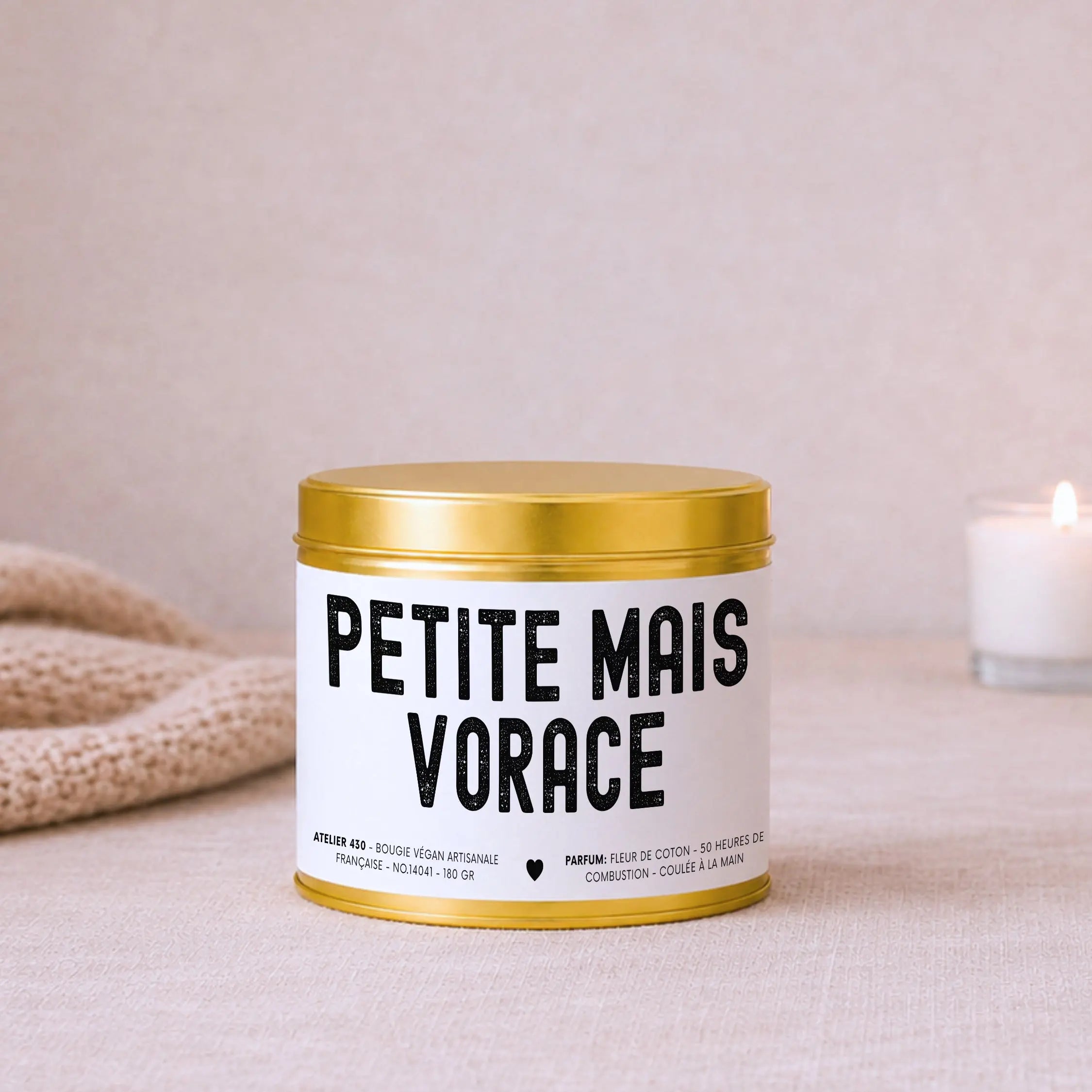 Bougie impertinente et décalée « Petite mais vorace » avec boîte or – Atelier 430