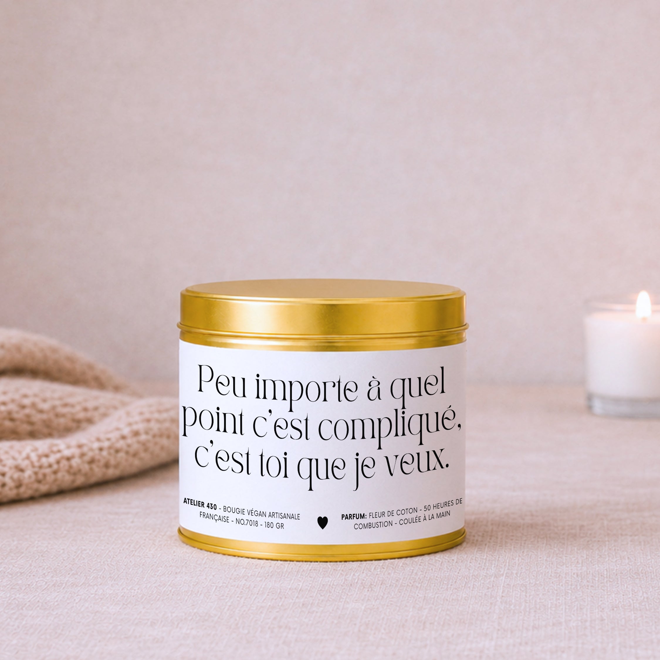 Bougie avec texte « Peu importe à quel point c’est compliqué, c’est toi que je veux » avec boîte or – Atelier 430