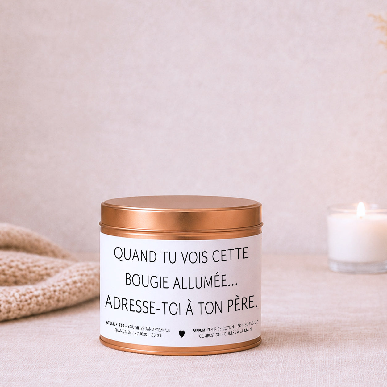 Bougie personnalisée « Quand tu vois cette bougie allumée… adresse-toi à ton père » avec boîte cuivrée – Atelier 430