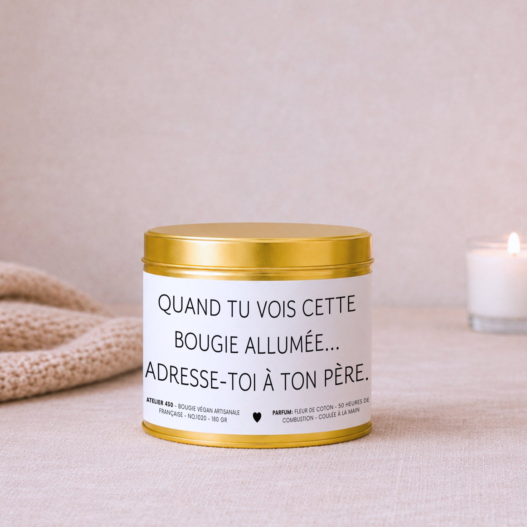 Bougie personnalisée « Quand tu vois cette bougie allumée… adresse-toi à ton père » avec boîte or – Atelier 430