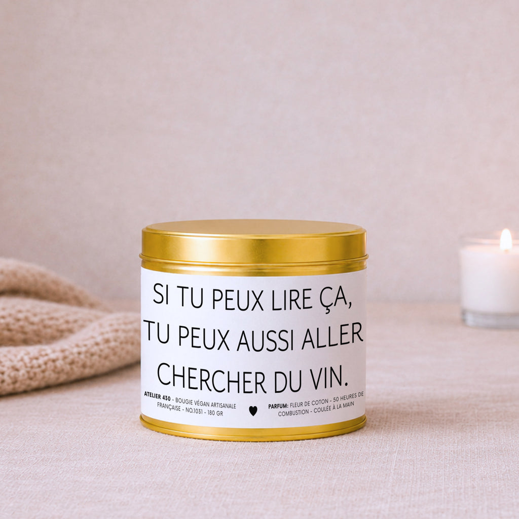 Bougie avec texte « Si tu peux lire ça, tu peux aussi aller chercher du vin » avec boîte or – Atelier 430