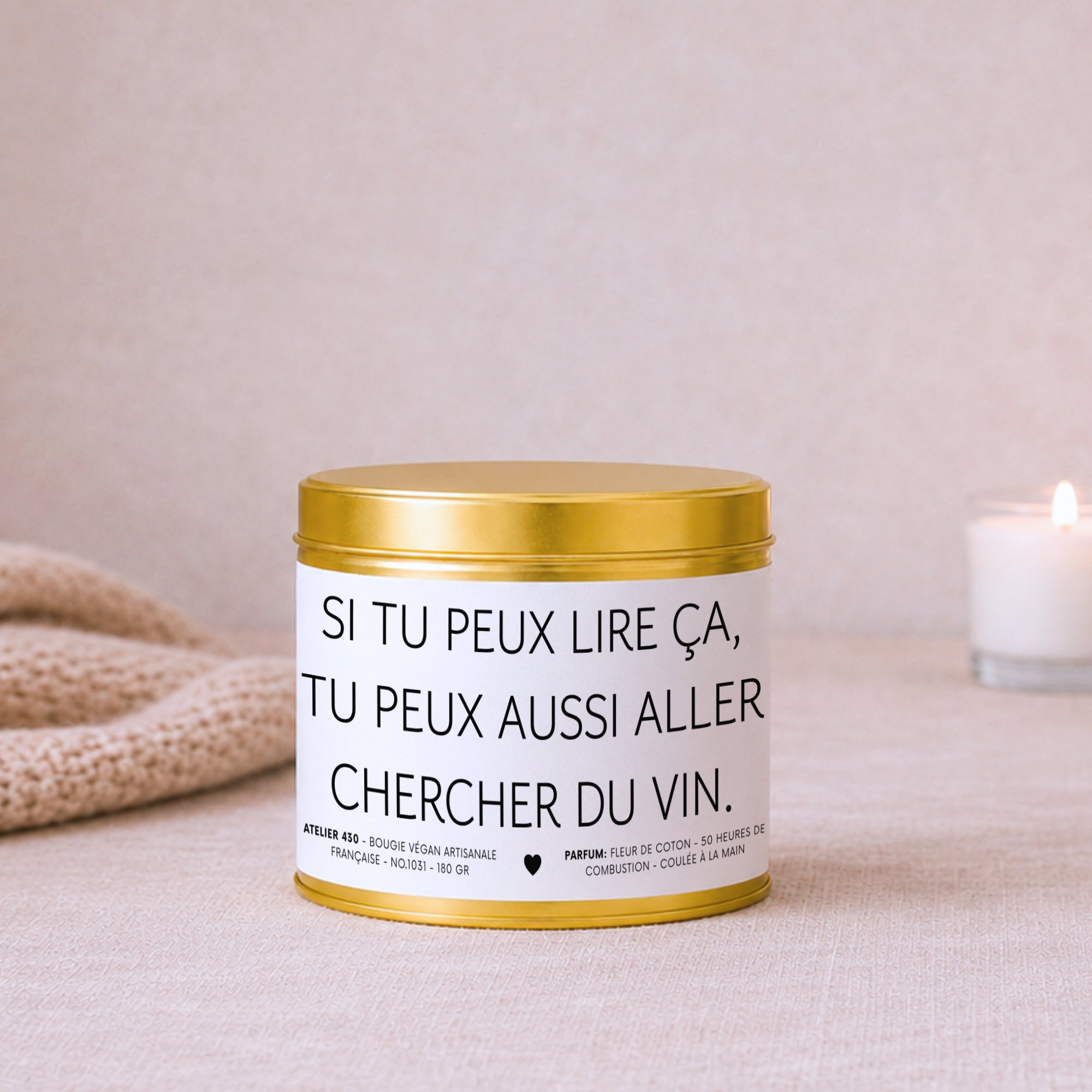 Bougie avec texte « Si tu peux lire ça, tu peux aussi aller chercher du vin » avec boîte or – Atelier 430