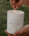 Bougie à message « Sophie rend le monde meilleur depuis 1989 » avec boîte blanche – Atelier 430