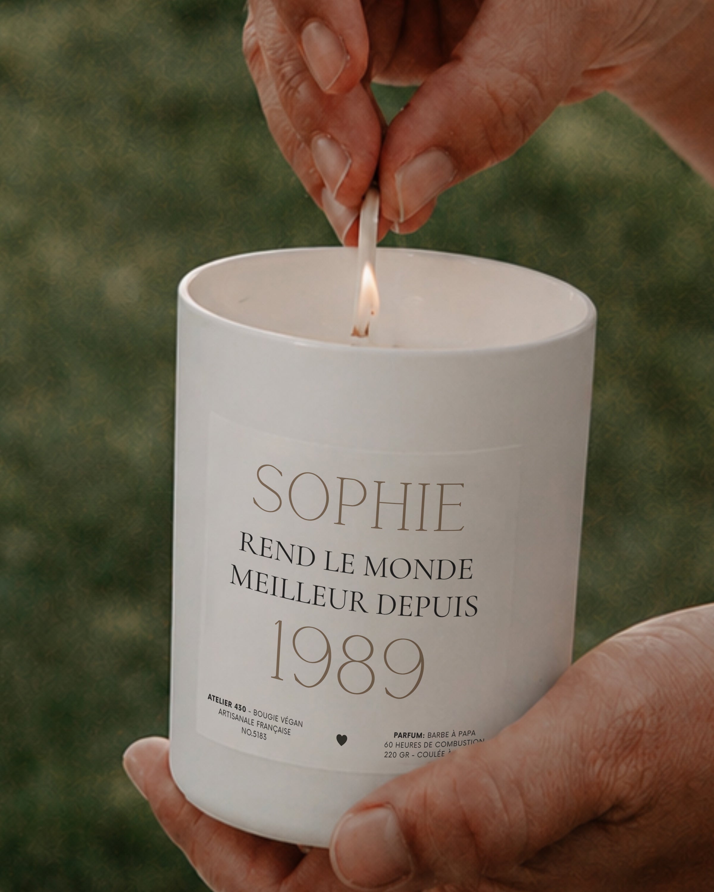 Bougie à message « Sophie rend le monde meilleur depuis 1989 » avec boîte blanche – Atelier 430