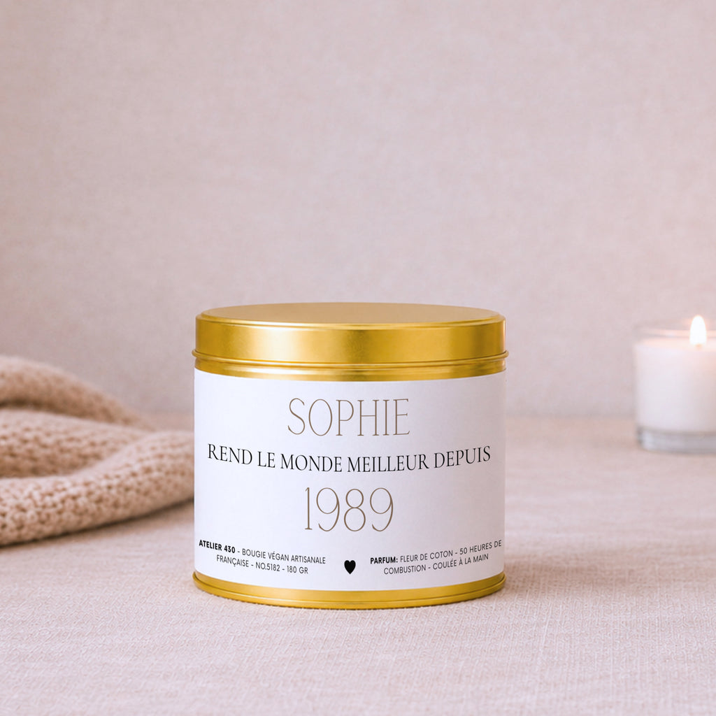 Bougie avec texte « Sophie rend le monde meilleur depuis 1989 » avec boîte or – Atelier 430