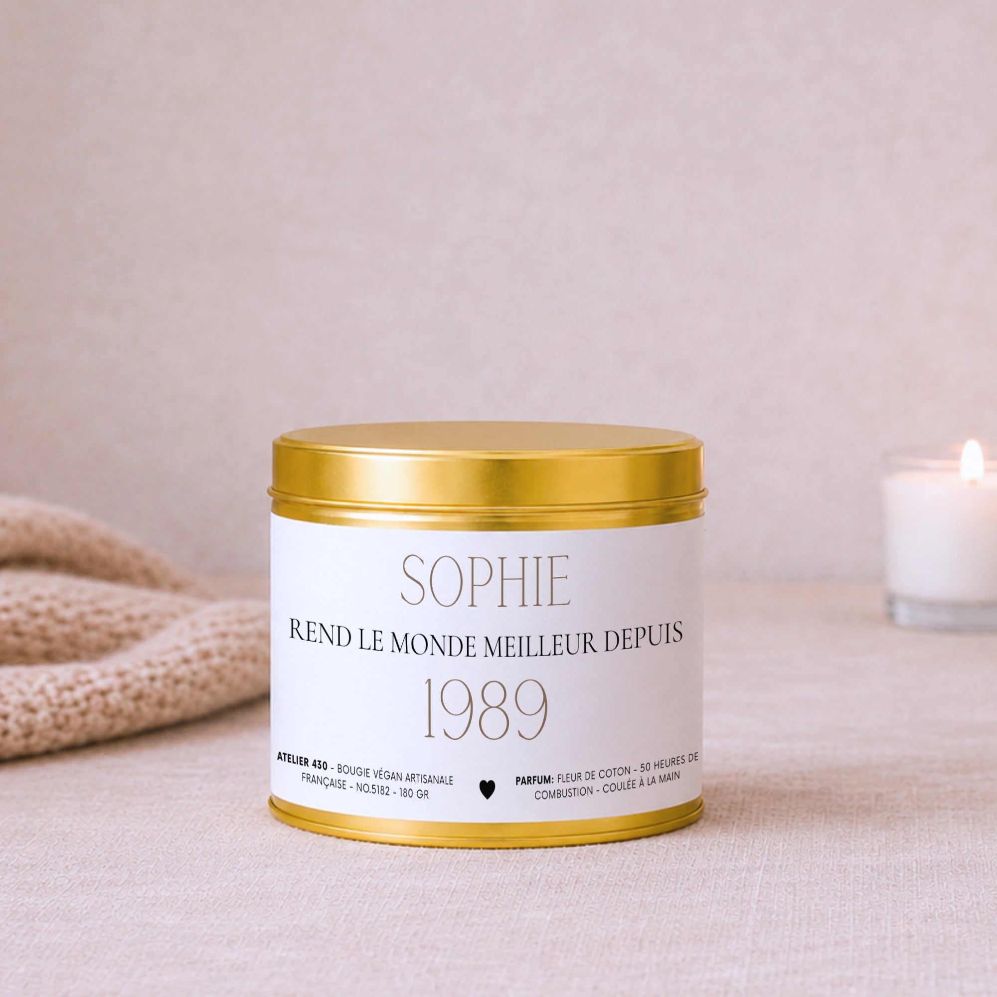 Bougie avec texte « Sophie rend le monde meilleur depuis 1989 » avec boîte or – Atelier 430