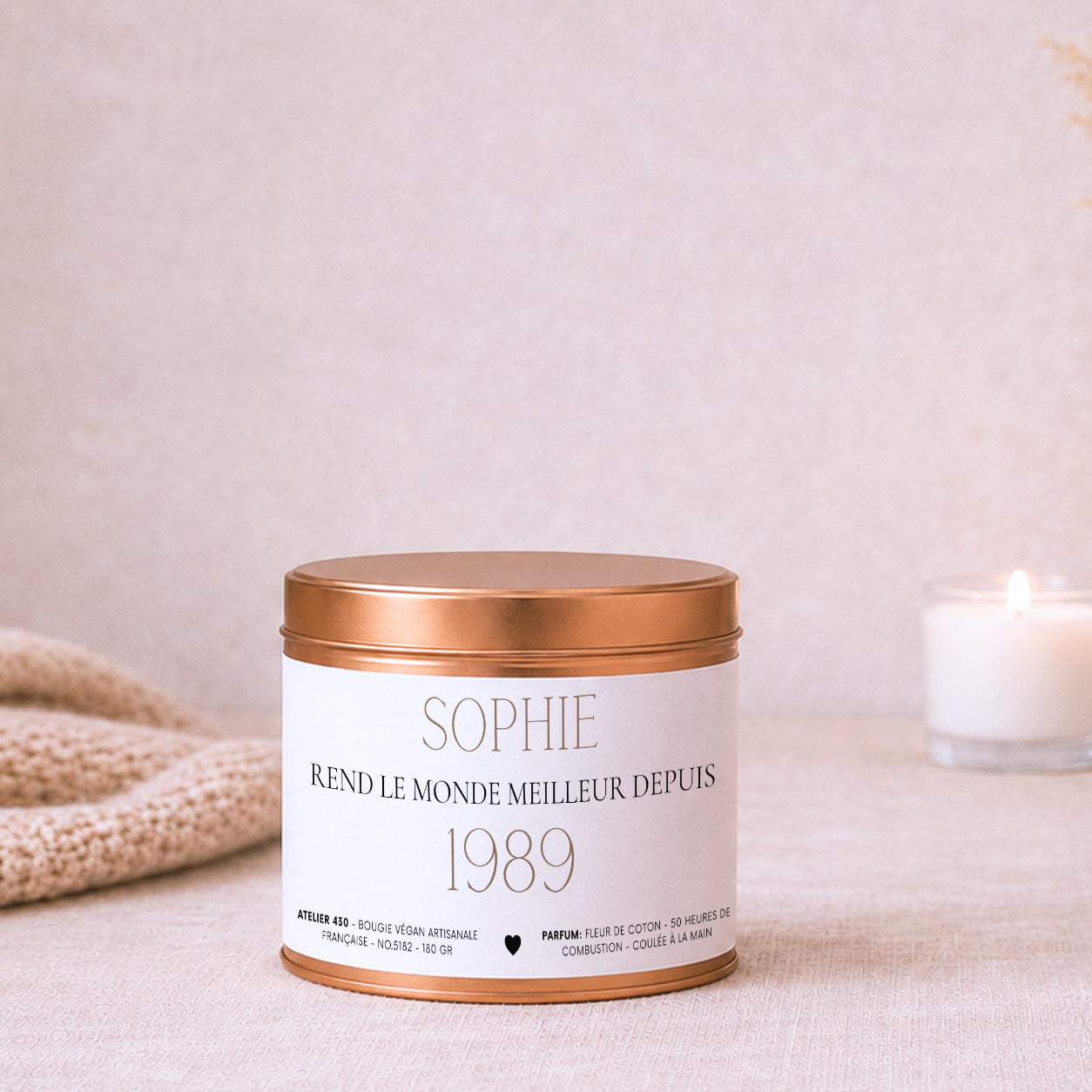 Bougie cadeau personnalisé « Sophie rend le monde meilleur depuis 1989 » avec boîte cuivrée – Atelier 430