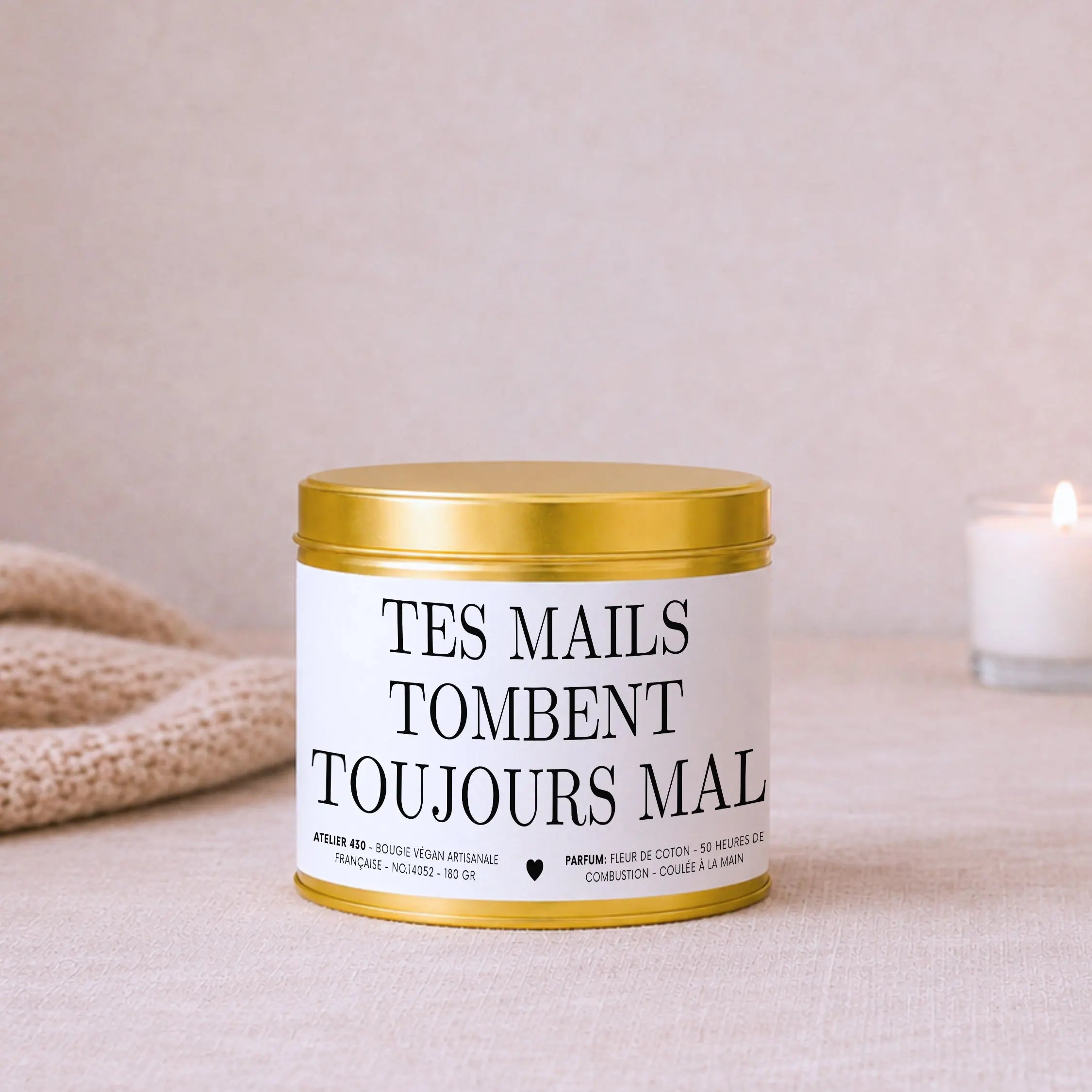 Bougie impertinente et décalée « Tes mails tombent toujours mal » avec boîte or – Atelier 430