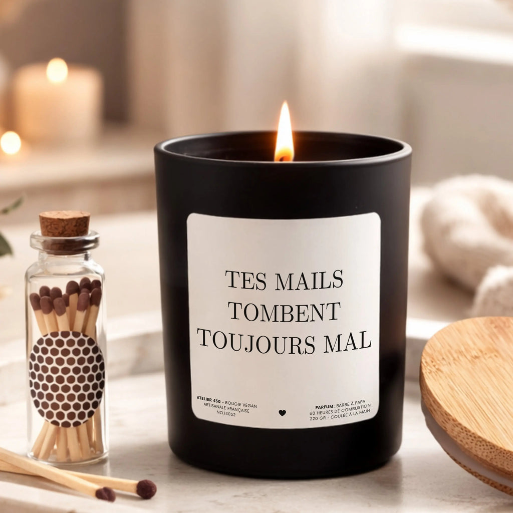 Bougie personnalisée « Tes mails tombent toujours mal » avec boîte noire – Atelier 430