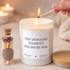 Bougie à message humoristique « Tes messages tombent toujours mal » avec boîte blanche – Atelier 430